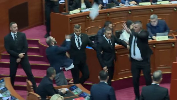 Αλβανία: Χάος στο κοινοβούλιο για την... Ντιέλα - Πέταξαν το Σύνταγμα στον Εντι Ράμα