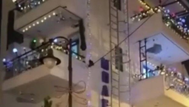 Θεσσαλονίκη: Στόλισαν ήδη πολυκατοικία για τα Χριστούγεννα