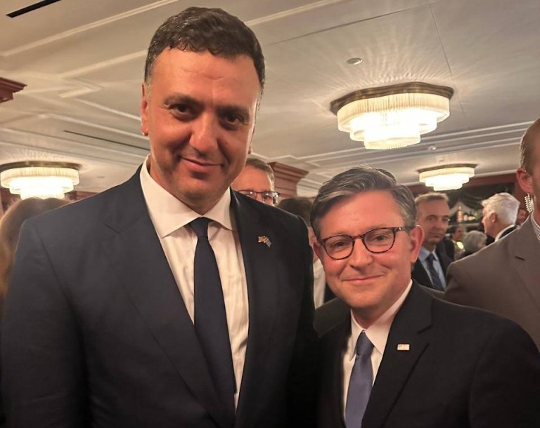 εικόνα που δείχνει τον Βασίλη Κικίλια, αριστερά, με τον Μάικ Τζόνσον, δεξιά