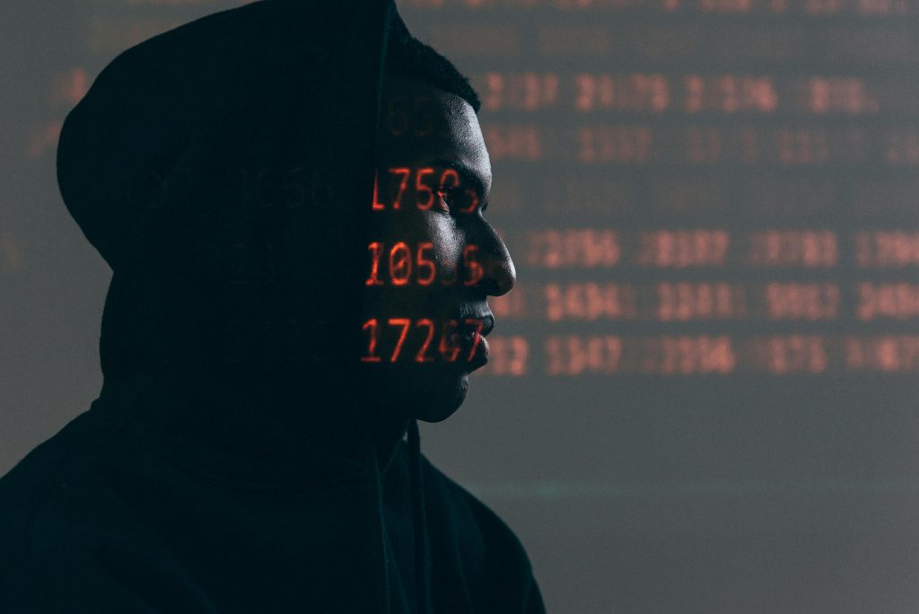 Βρετανία: Η MI6 στρατολογεί Ρώσους πράκτορες μέσω dark web – Τι είναι το Silent Courier