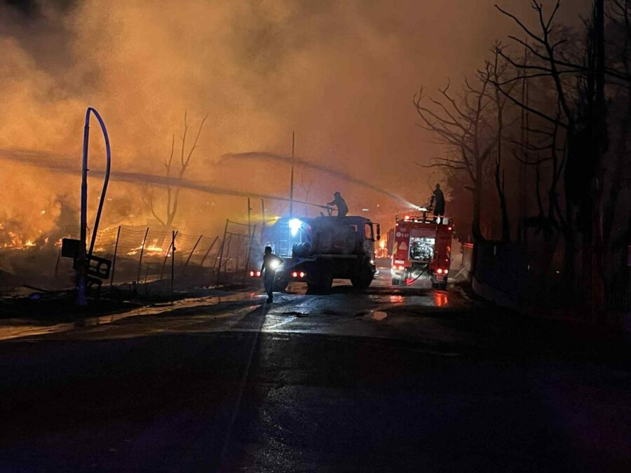 Δύσκολη νύχτα στο Μενίδι: Μαίνεται η φωτιά στο εργοστάσιο ξυλείας - Κάηκε ολοσχερώς βιοτεχνία υποδημάτων