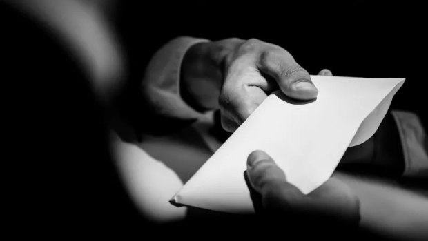 Θεσσαλονίκη: Συνελήφθη εφοριακός που ζήτησε «φακελάκι» 1.500 ευρώ για να μην επιβάλει πρόστιμο