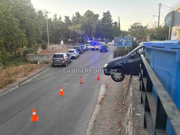 Απίστευτο τροχαίο στη Λαμία: Αυτοκίνητο «κρεμάστηκε» στο κενό [βίντεο]