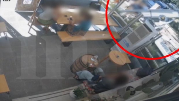 Γλυφάδα: Η στιγμή που ανατρέπεται ο γερανός και πέφτει σε καφετέρια - Βίντεο ντοκουμέντο