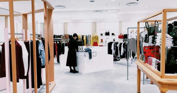«Ήμουν εθισμένη στο shopping: Μπορεί να περνούσα ακόμα και 14 ώρες την ημέρα αναζητώντας ρούχα να αγοράσω»