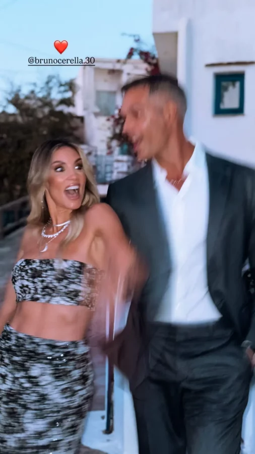 Αθηνά Οικονομάκου: Με τον Bruno Cerella & την Μαίρη Συνατσάκη σε γάμο φίλων τους