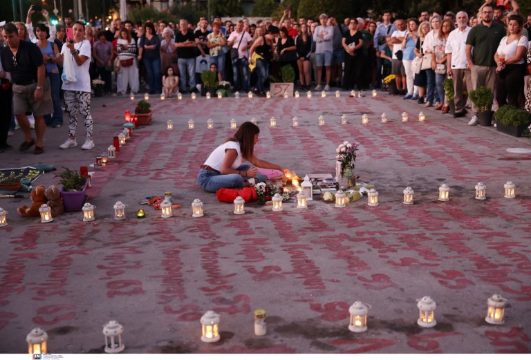 Τέμπη: Σε θέση άμυνας η κυβέρνηση – Αναφαίρετο δικαίωμα των συγγενών να ζητήσουν εκταφή, λέει η αντιπολίτευση