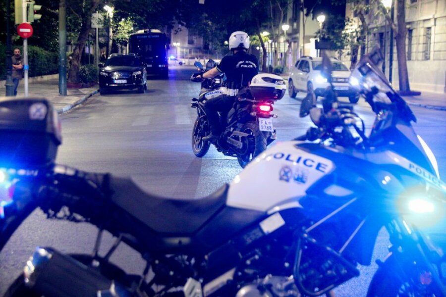 Αστυνομική μοτοσικλέτα βράδυ