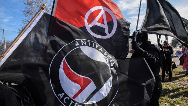 Ο Ντόναλντ Τραμπ μόλις υπέγραψε διάταγμα που ορίζει επίσημα την Antifa ως εγχώρια τρομοκρατική οργάνωση