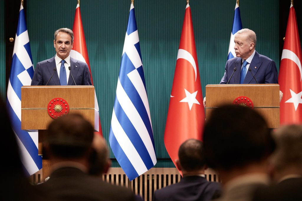 Συνάντηση Μητσοτάκη – Ερντογάν: Η ατζέντα και οι «κόκκινες γραμμές» του κρίσιμου τετ α τετ