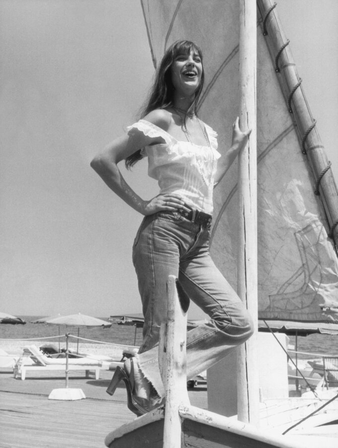 «Ποτέ δεν πίστευα πως ήμουν όμορφη»: Πώς η Jane Birkin μετέτρεψε την ανασφάλεια σε διαχρονικό στιλ