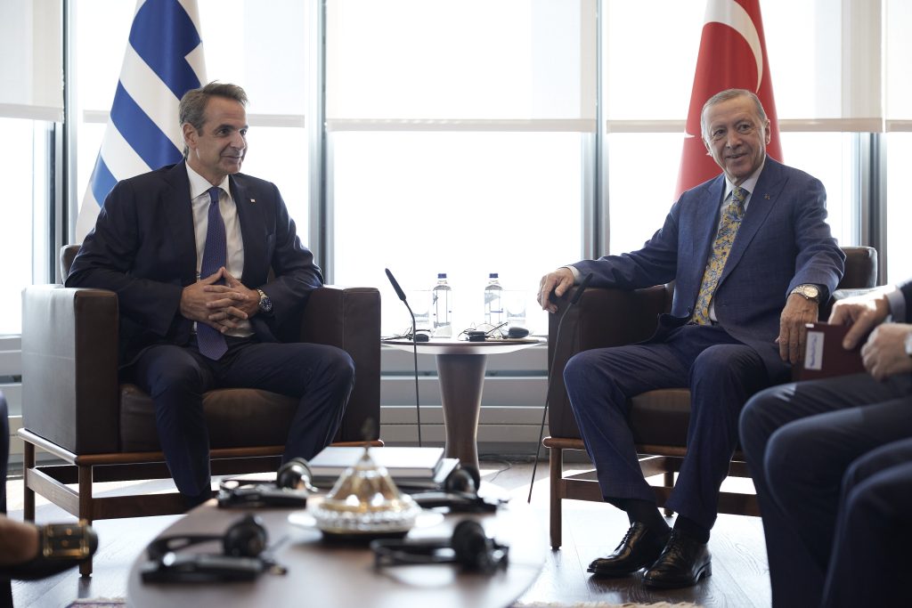 Σφοδρή επίθεση της Αντιπολίτευσης κατά Μητσοτάκη για την αναβολή της συνάντησης με Ερντογάν