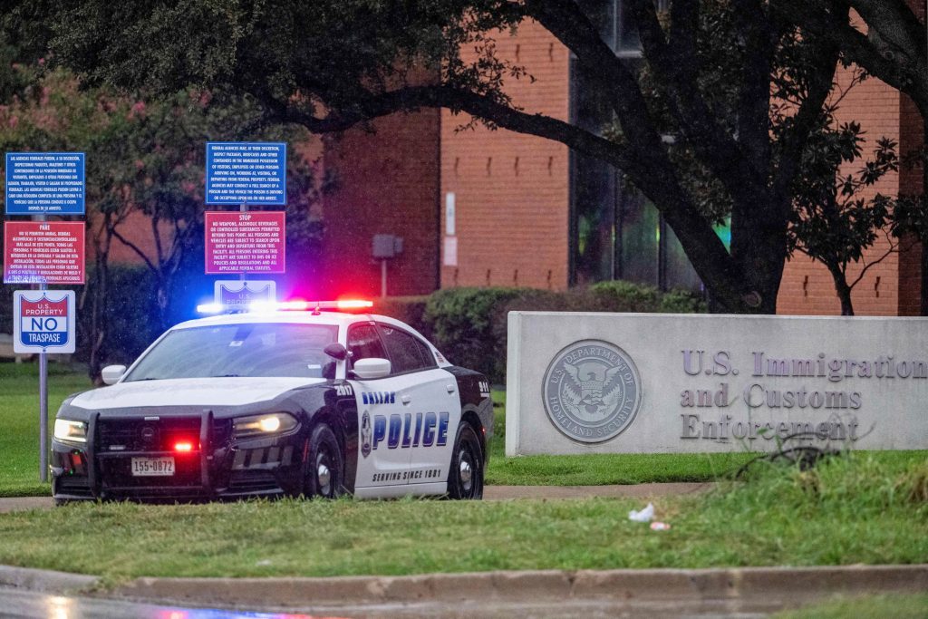 Διευθυντής FBI: Αντικυβερνητικά μηνύματα στις σφαίρες που βρέθηκαν στο Ντάλας μετά την επίθεση