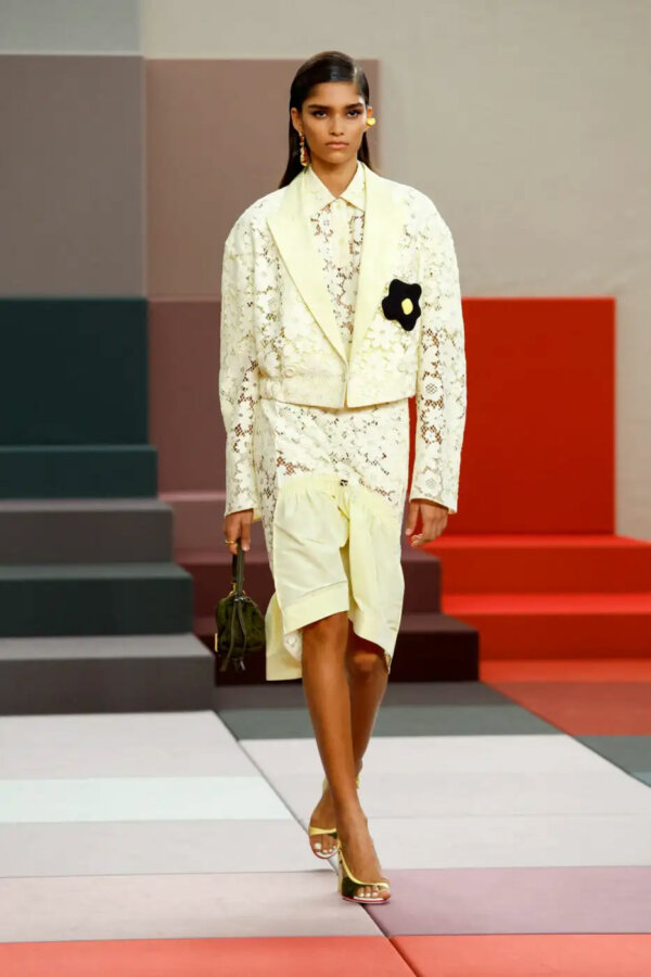 Fendi SS26: Μια ωδή στη χαρά, τα έντονα χρώματα και τη σύγχρονη θηλυκότητα