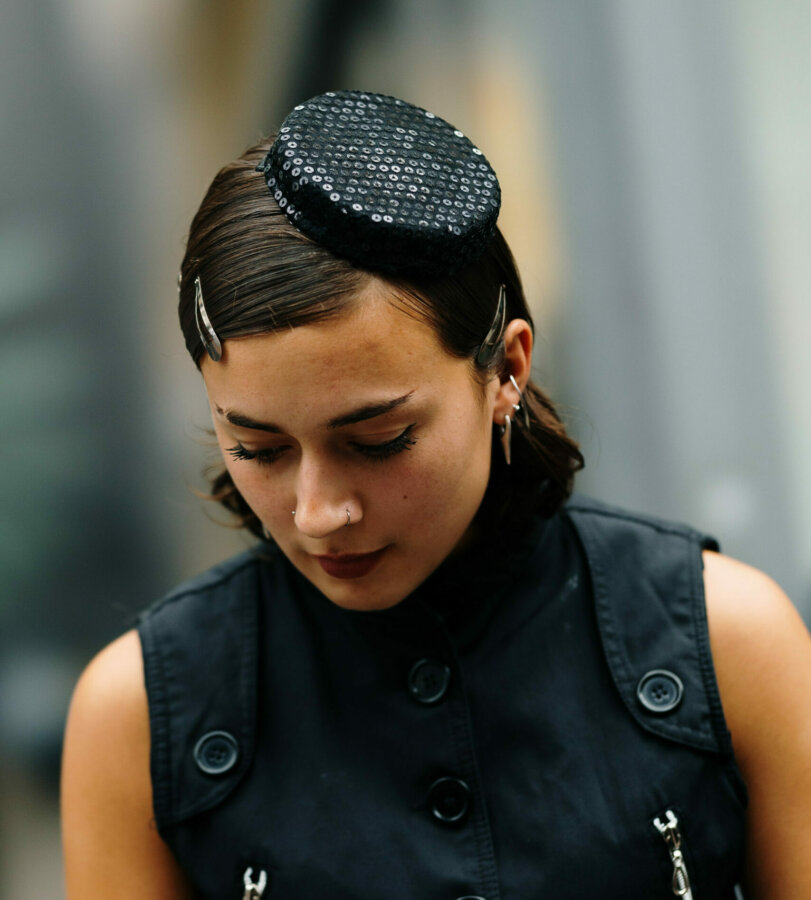 London Fashion Week s/s ’26: Τα beauty look που ξεχώρισαν στους δρόμους του Λονδίνου