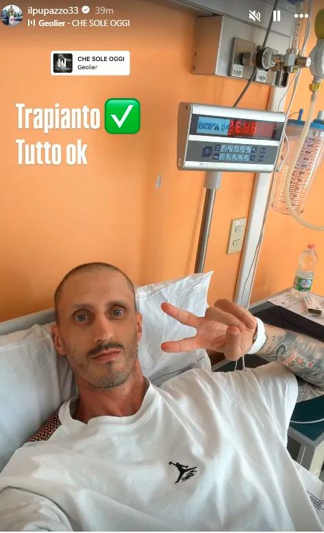 Με επιτυχία η μεταμόσχευση του Πολονάρα – Ποζάρει με το σήμα της νίκης (pic)