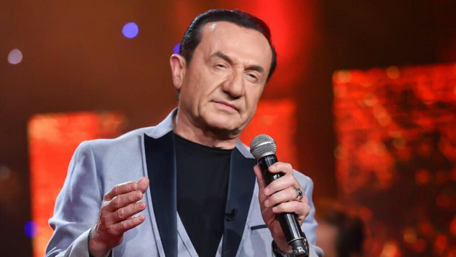 Λευτέρης Πανταζής: Δακρύζει επί σκηνής στο Βεάκειο – Η στιγμή της βράβευσης που τον συγκίνησε βαθιά