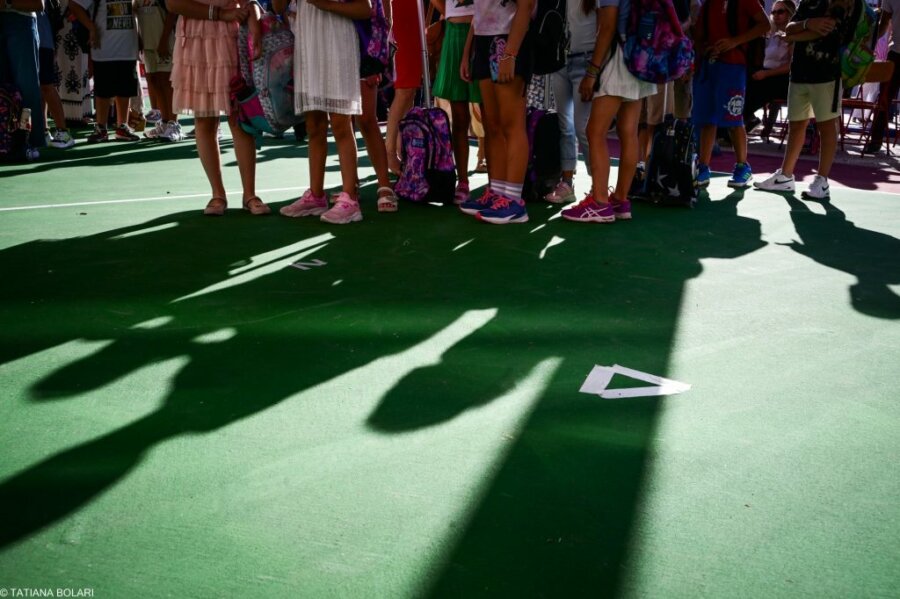 600 λεωφορεία για 2.000 σχολικά δρομολόγια: Ο τουρισμός που εκτοπίζει την εκπαίδευση και οι τακτικές των πρακτόρων