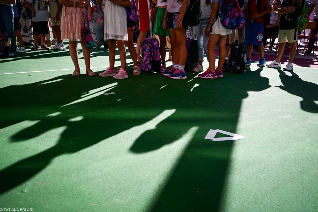 600 λεωφορεία για 2.000 σχολικά δρομολόγια: Ο τουρισμός που εκτοπίζει την εκπαίδευση και οι τακτικές των πρακτόρων