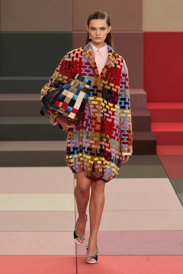 Fendi SS26: Sleek μαλλιά, βαθιά χωρίστρα στην άκρη και retrο winged liner, το beauty look του οίκου είναι η νέα μας εμμονή