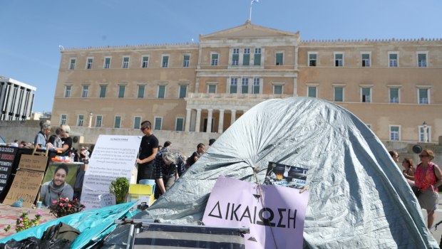 «Πράσινο φως» για την εκταφή του Ντένις Ρούτσι μόνο για το DNA - Συνεχίζει την απεργία πείνας ο πατέρας του