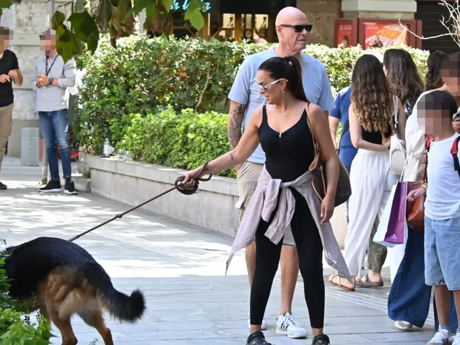 Τζώνη Καλημέρης – Ελπίδα Ιακωβίδου: Χαλαρές στιγμές στο κέντρο της Αθήνας με τον σκύλο τους