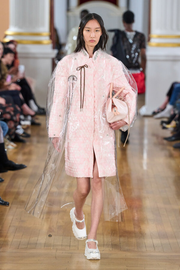 Οι νέες Crocs μπαλαρίνες της Simone Rocha έκαναν το ντεμπούτο τους στην Εβδομάδα Μόδας του Λονδίνου