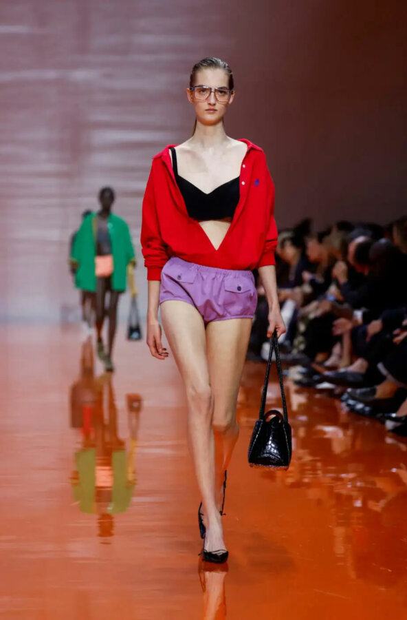 Prada SS26: Η συλλογή από το Μιλάνο που επαναπροσδιορίζει τη σύγχρονη κομψότητα