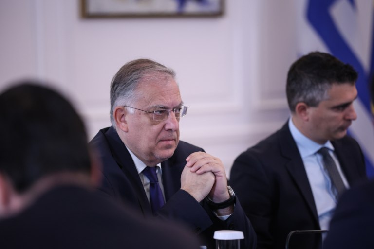 φωτογραφία στην οποία απεικονίζεται ο Τάκης Θεοδωρικάκος