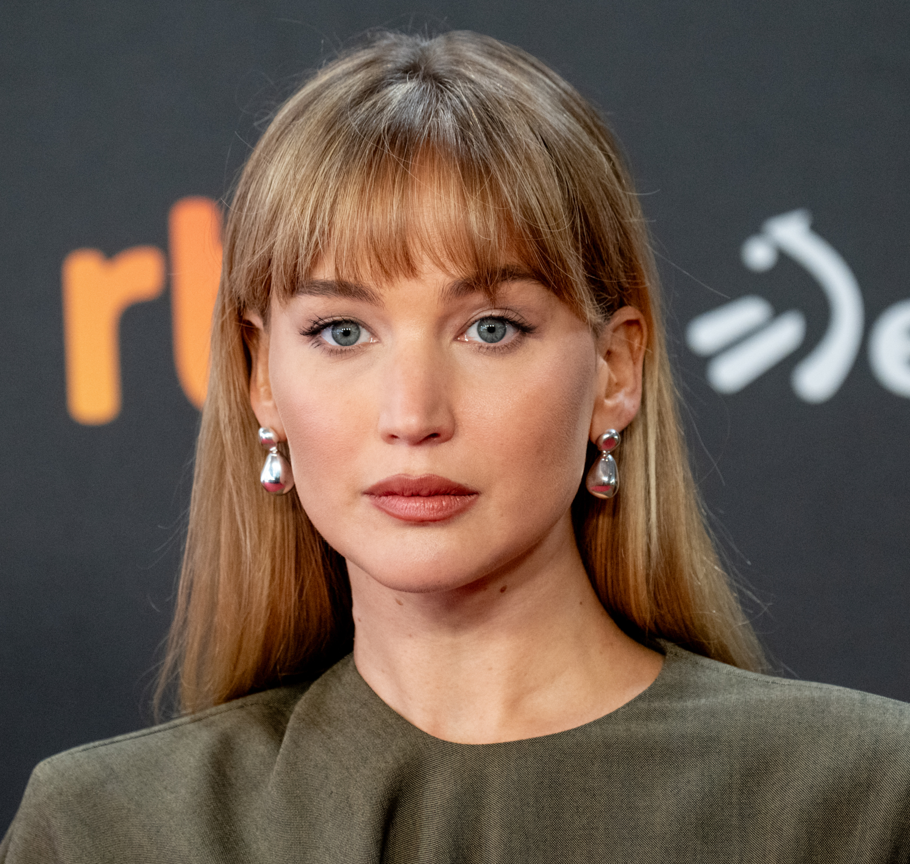 Οι νέες αφέλειες της Jennifer Lawrence είναι το φθινοπωρινό hair inspo που χρειαζόμασταν