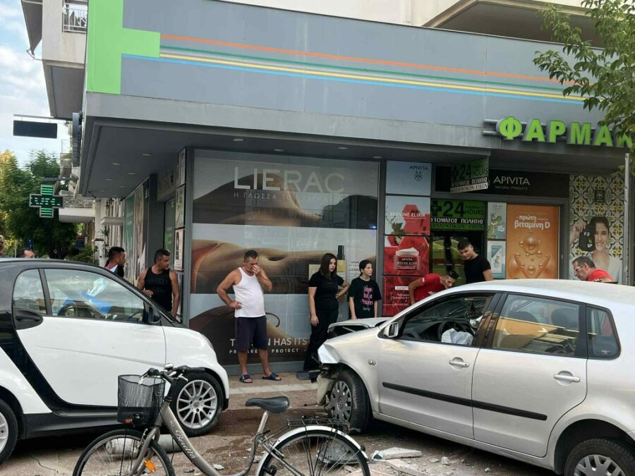 Καλαμάτα: Τροχαίο με σύγκρουση δύο ΙΧ έξω από φαρμακείο - Στο νοσοκομείο οι δύο οδηγοί
