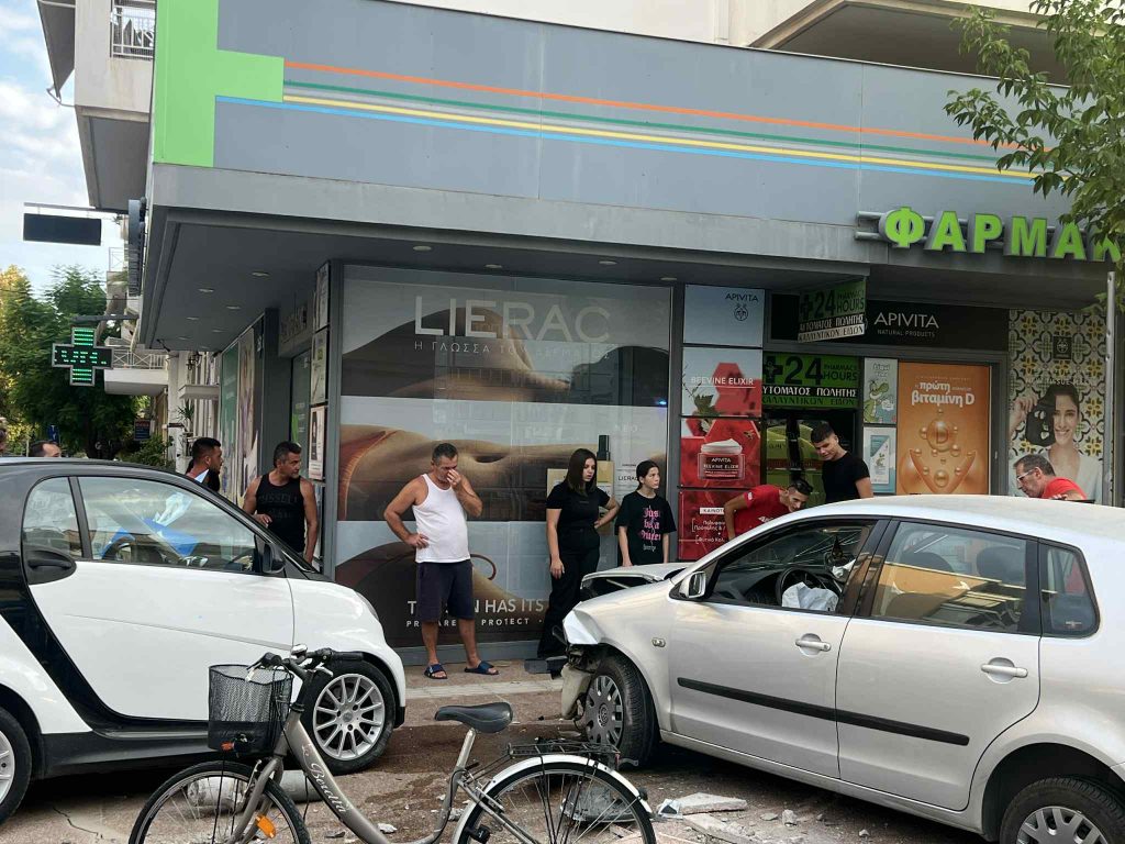 Καλαμάτα: Τροχαίο με σύγκρουση δύο ΙΧ έξω από φαρμακείο - Στο νοσοκομείο οι δύο οδηγοί