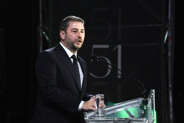εικόνα στην οποία απεικονίζεται ο Νίκος Ανδρουλάκης σε ομιλία του στο πλαίσιο της 51ης επετείου της ιδρυτικής διακήρυξης του ΠΑΣΟΚ