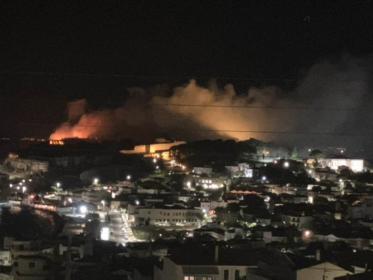 Λέσβος: Φωτιά στην περιοχή του κάστρου Μυτιλήνης στα Τσαμάκια