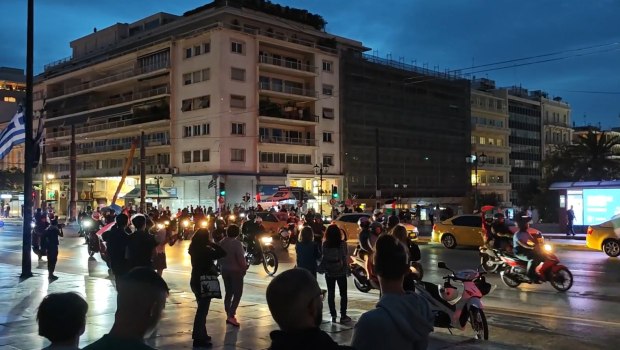 Μοτοπορεία αλληλεγγύης στην Παλαιστίνη ενώθηκε με τον αγώνα τον Πάνου Ρούτσι στο Σύνταγμα