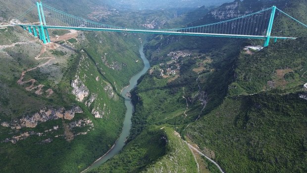 Νέο παγκόσμιο ρεκόρ: Η Κίνα εγκαινιάζει την ψηλότερη γέφυρα του πλανήτη