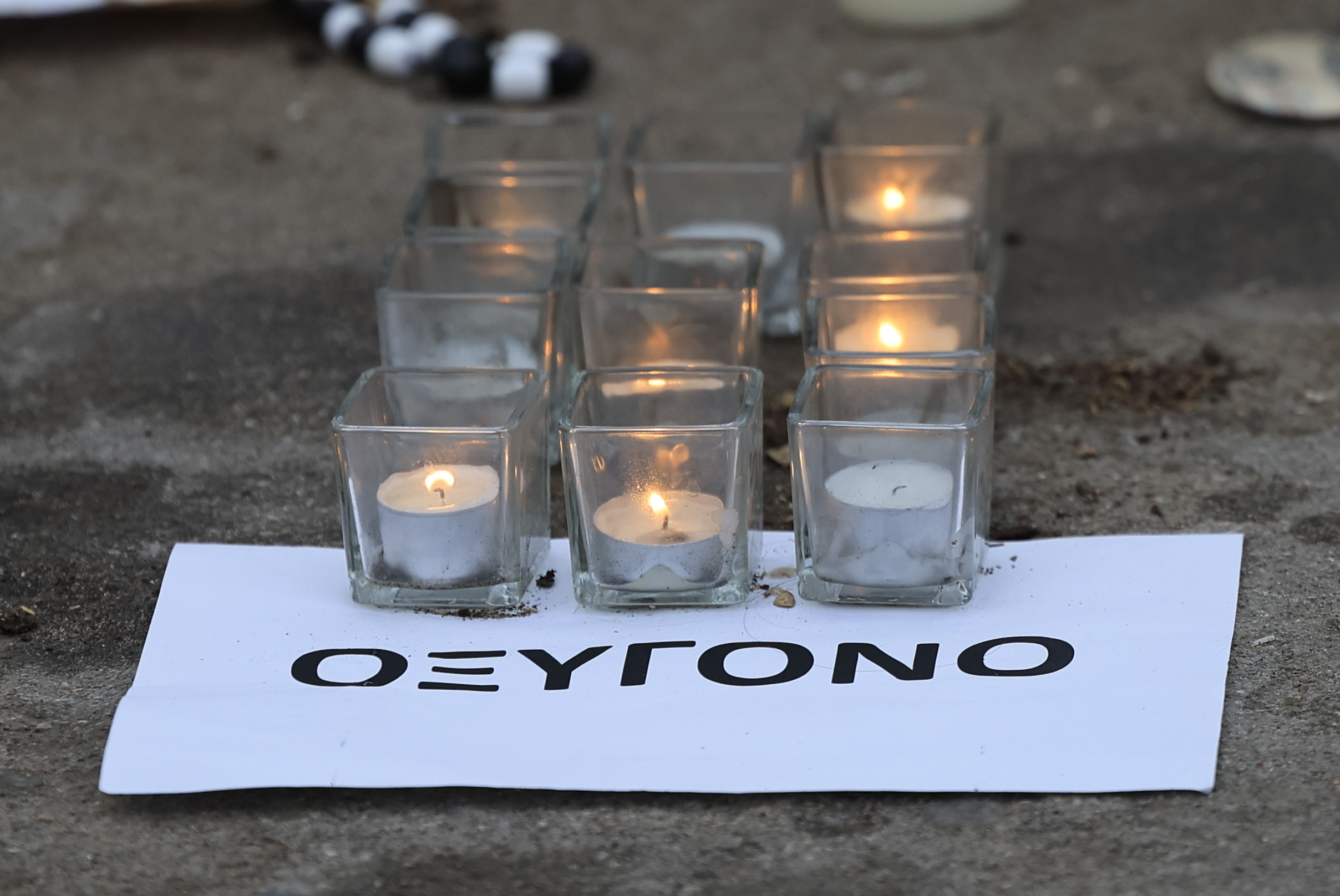 [380713] ΣΥΓΚΕΝΤΡΩΣΗ ΑΛΛΗΛΕΓΓΥΗΣ ΣΤΟΝ ΠΑΤΕΡΑ ΘΥΜΑΤΟΣ ΤΩΝ ΤΕΜΠΩΝ ΠΑΝΟ ΡΟΥΤΣΙ ΠΟΥ ΚΑΝΕΙ ΑΠΕΡΓΙΑ ΠΕΙΝΑΣ ΣΤΟ ΣΥΝΤΑΓΜΑ (ΓΙΩΡΓΟΣ ΚΟΝΤΑΡΙΝΗΣ/EUROKINISSI)