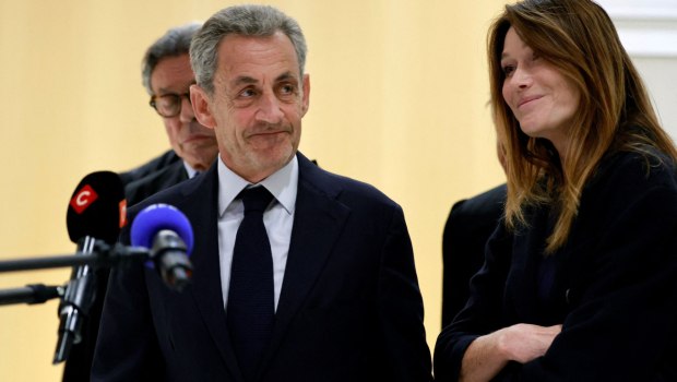 Νικολά Σαρκοζί: Τι θα κάνει η Κάρλα Μπρούνι όταν ο πρώην πρόεδρος της Γαλλίας μπει στη φυλακή