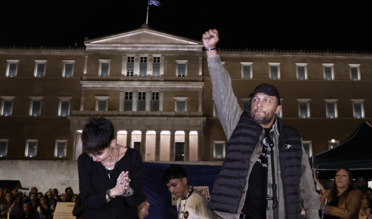 Στο Σύνταγμα αποκαλύπτεται ότι η κοινωνία ασφυκτιά, στη Εξεταστική του ΟΠΕΚΕΠΕ ότι η κλεψιά ξεκινάει από ψηλά