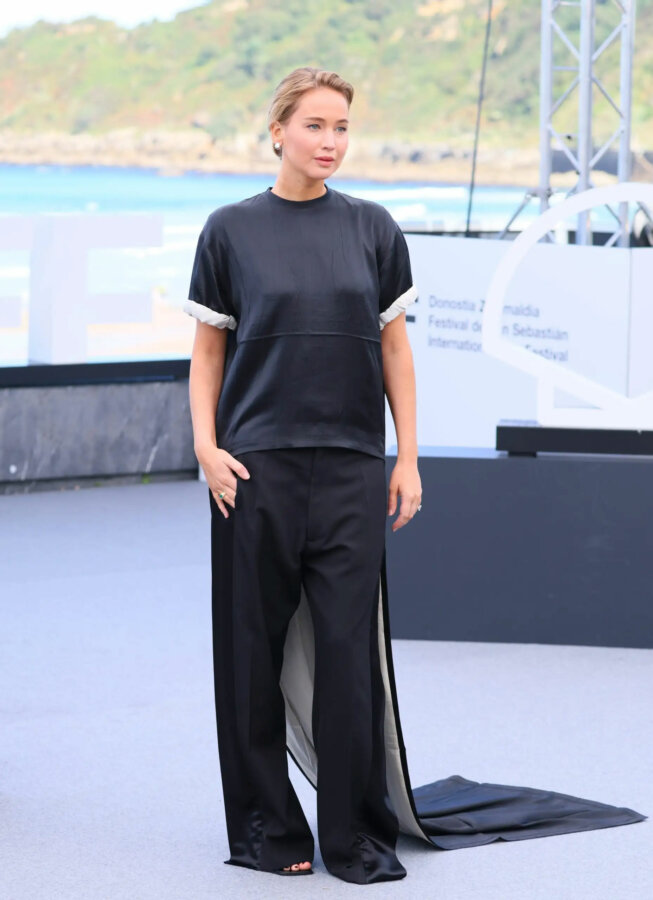 Όταν η Jennifer Lawrence συναντά την Phoebe Philo, το κόκκινο χαλί γίνεται σκηνή μόδας και εκφράσεων