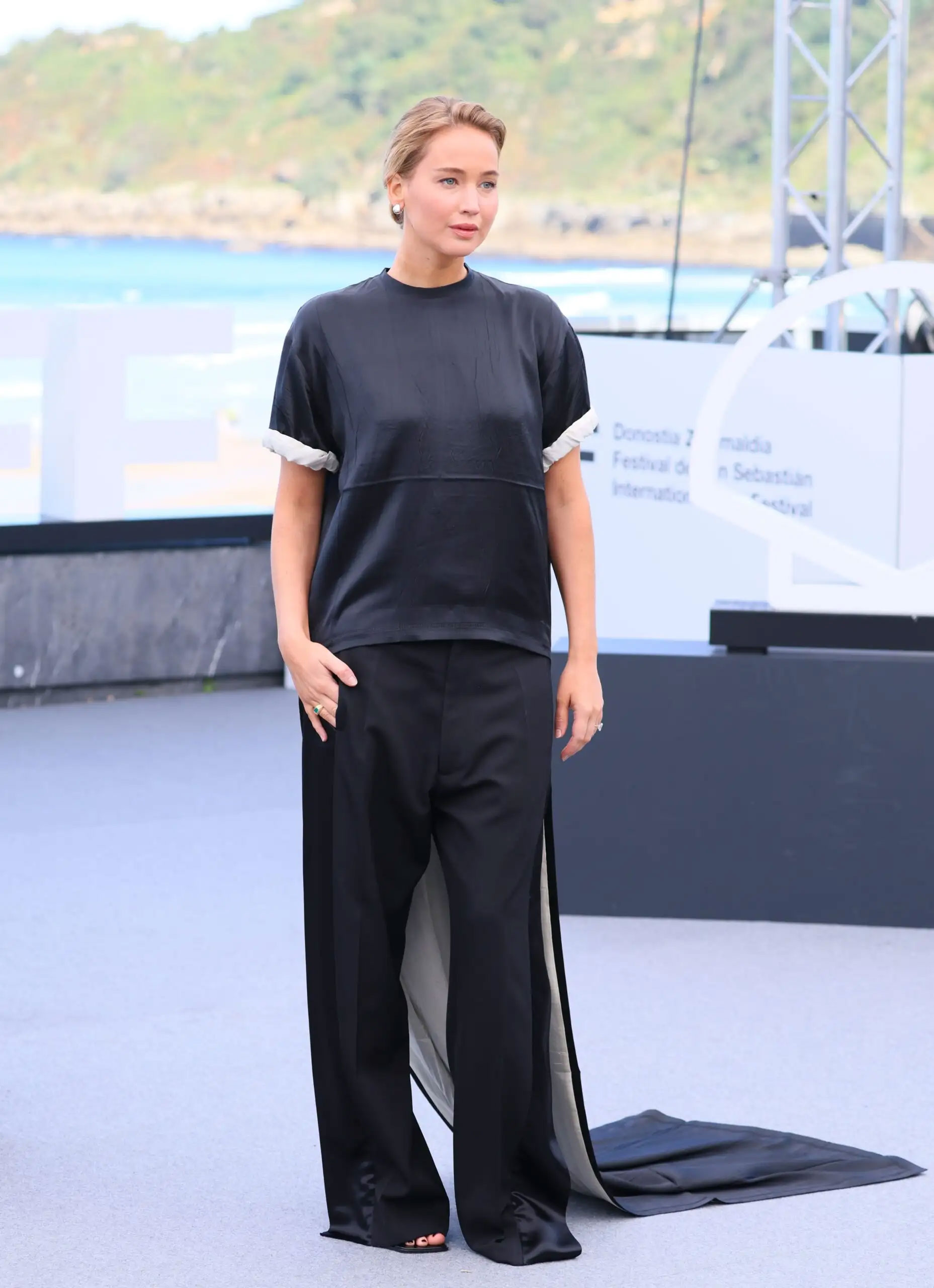 Όταν η Jennifer Lawrence συναντά την Phoebe Philo, το κόκκινο χαλί γίνεται σκηνή μόδας και εκφράσεων