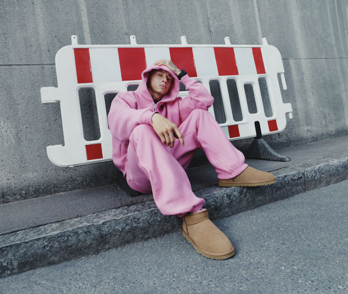 Η UGG παρουσιάζει τη νέα καμπάνια “Iconic From the First Step” για τη σεζόν FW25: Μια διεθνής ιστορία με πρωταγωνιστές από τη μουσική, τη μόδα και τον κινηματογράφο