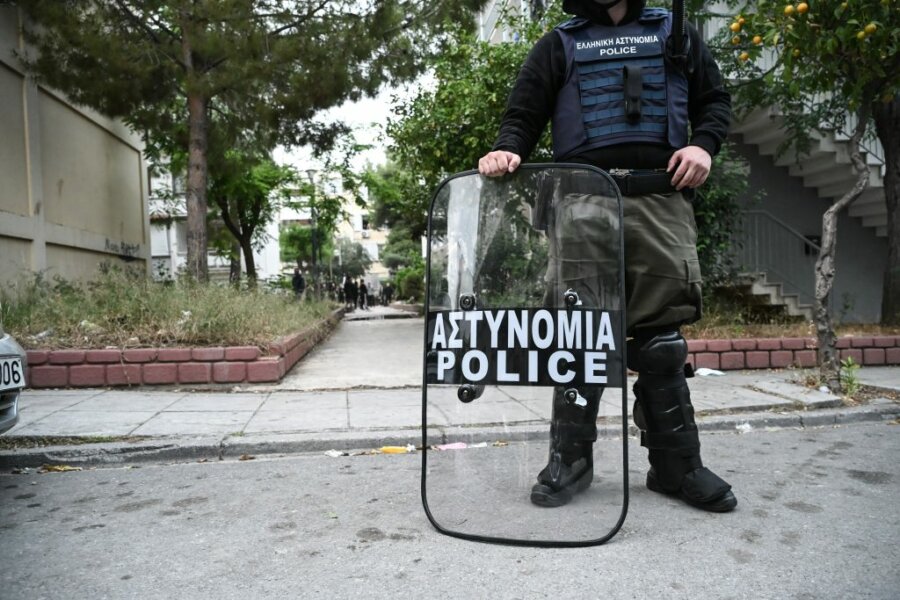 Έλληνας αστυνομικός με ασπίδα
