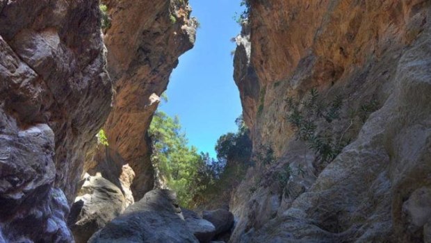 Κρήτη: Στο νοσοκομείο ο πεζοπόρος που ανασύρθηκε μετά από πτώση στο φαράγγι της Σαρακίνας