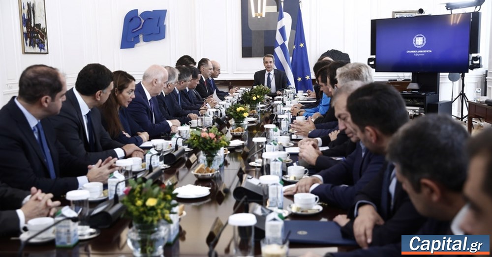 Στεκόμαστε στο πλευρό της κοινωνίας...