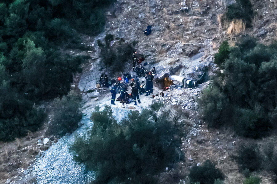 ΕΠΙΧΕΙΡΗΣΗ ΑΠΕΓΚΛΩΒΙΣΜΟΥ ΚΑΙ ΔΙΑΣΩΣΗΣ ΤΗΣ ΕΜΑΚ ΓΙΑ ΜΕΛΟΣ ΟΜΑΔΑΣ ΠΟΥ ΕΓΚΛΩΒΙΣΤΗΚΕ ΨΑΧΝΟΝΤΑΣ ΓΙΑ ΛΙΡΕΣ ΣΕ ΣΠΗΛΙΑ ΣΤΗ ΠΕΡΙΟΧΗ ΓΟΝΩΝ ΣΤΗ ΛΑΡΙΣΑ  (EUROKINISSI)