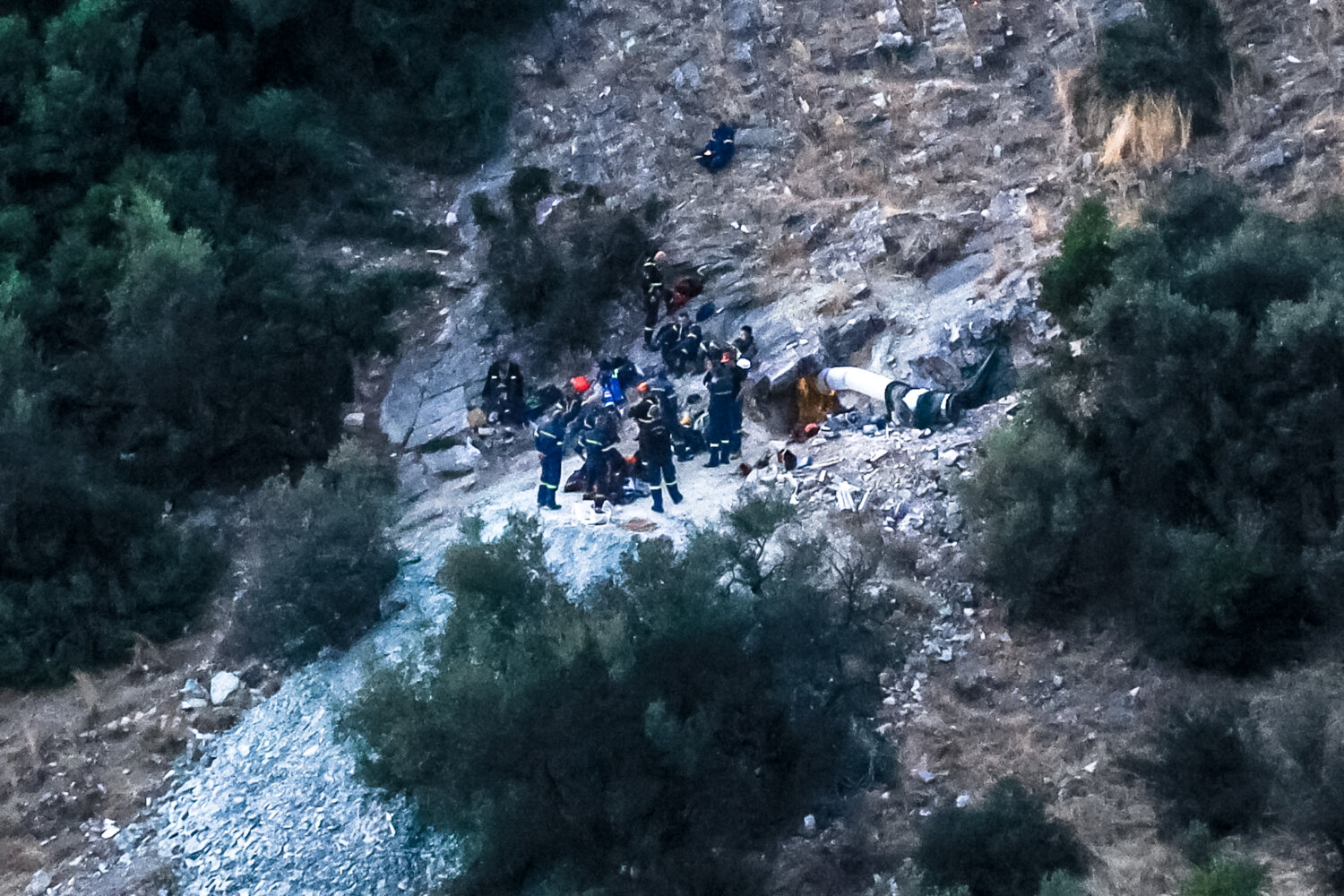 ΕΠΙΧΕΙΡΗΣΗ ΑΠΕΓΚΛΩΒΙΣΜΟΥ ΚΑΙ ΔΙΑΣΩΣΗΣ ΤΗΣ ΕΜΑΚ ΓΙΑ ΜΕΛΟΣ ΟΜΑΔΑΣ ΠΟΥ ΕΓΚΛΩΒΙΣΤΗΚΕ ΨΑΧΝΟΝΤΑΣ ΓΙΑ ΛΙΡΕΣ ΣΕ ΣΠΗΛΙΑ ΣΤΗ ΠΕΡΙΟΧΗ ΓΟΝΩΝ ΣΤΗ ΛΑΡΙΣΑ  (EUROKINISSI)