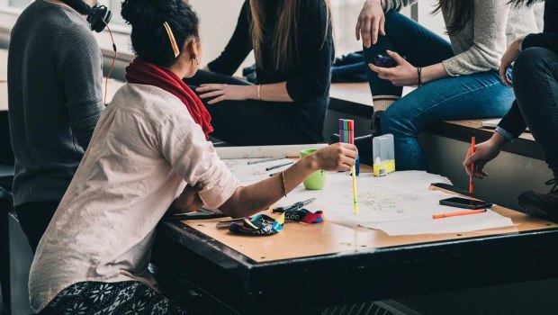 Γιατί η Gen Z φέρνει μαζί τους γονείς της στις συνεντεύξεις για δουλειά; Η νέα μόδα που προκαλεί προβληματισμό