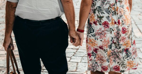 «Η μητέρα μου ήταν παγιδευμένη για δεκαπέντε χρόνια στην ίδια ψύχωση μαζί με τον πατριό μου»