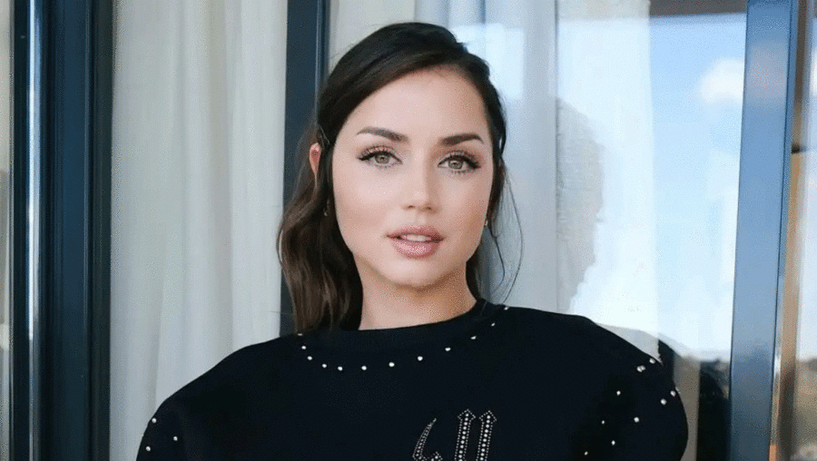 Ana de Armas: Με ανέμελο ponytail και παιχνιδιάτικες λεπτομέρειες στο show του Louis Vuitton